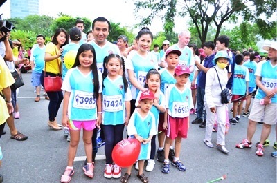 Cả gia đình cùng tham dự chương trình