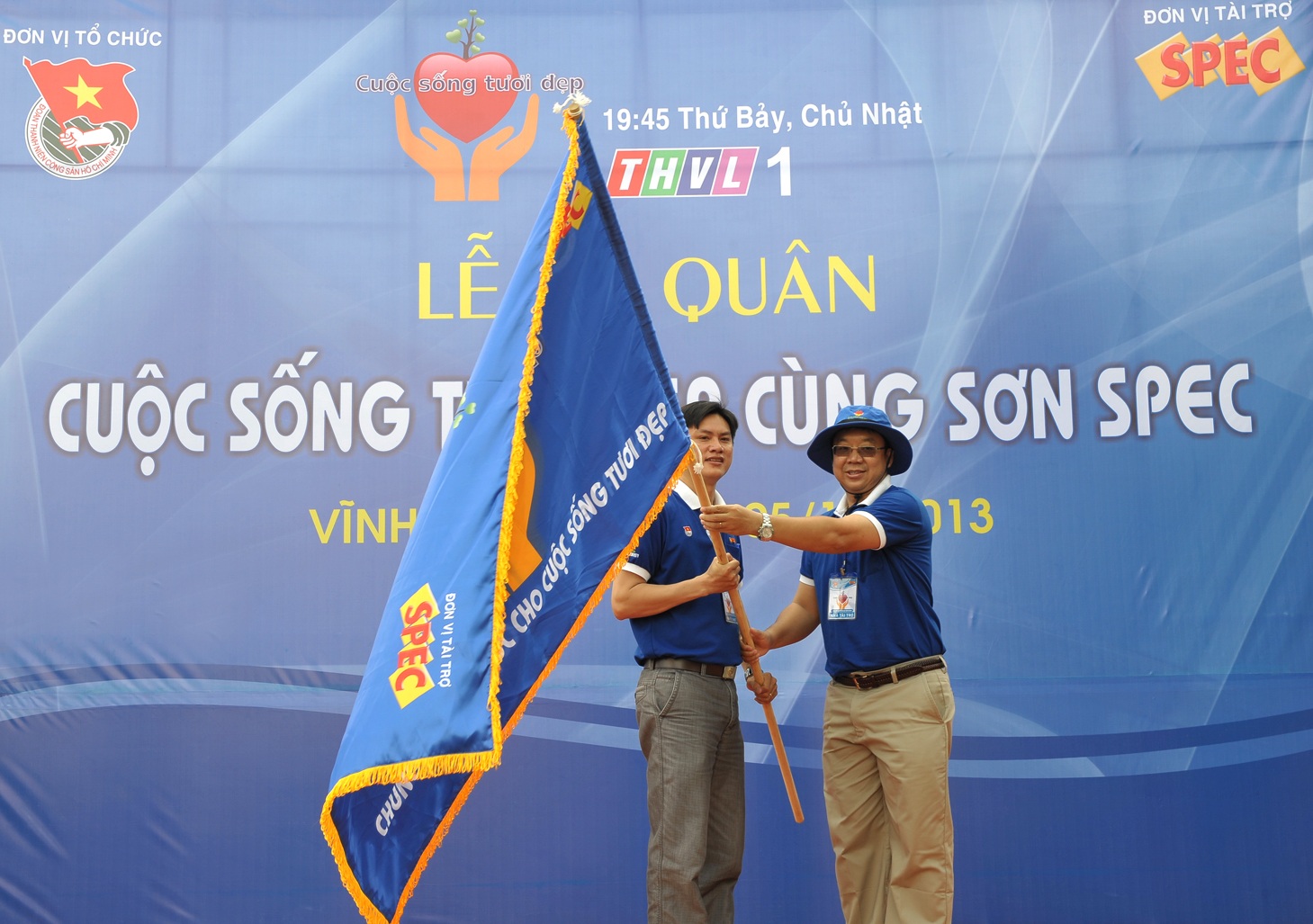 Ông Chalermsak Pimolsri - giám đốc Marketing công ty 4 Oranges trao cờ ra quân cho ông