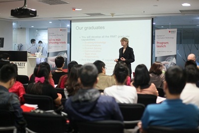 Học CNTT là học giao tiếp với con người - 3 TS. Anna Shillabeer giới thiệu về chương trình.