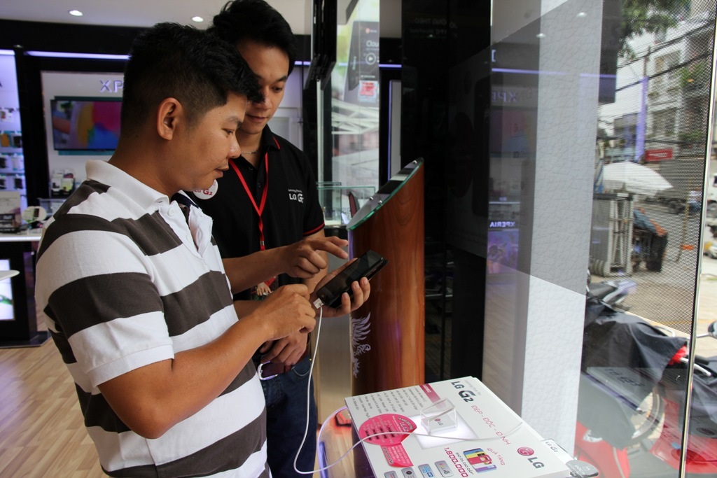 Một khách hàng đang trải nghiệm LG G2 tại cửa hàng Mai Nguyên (đường Võ Thị Sáu, Quận 3, Tp. HCM)