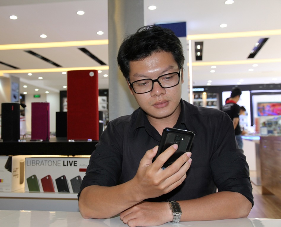 Đại diện cửa hàng Mai Nguyên nhận xét LG G2 sẽ đạt doanh số cao trong mùa cuối năm.