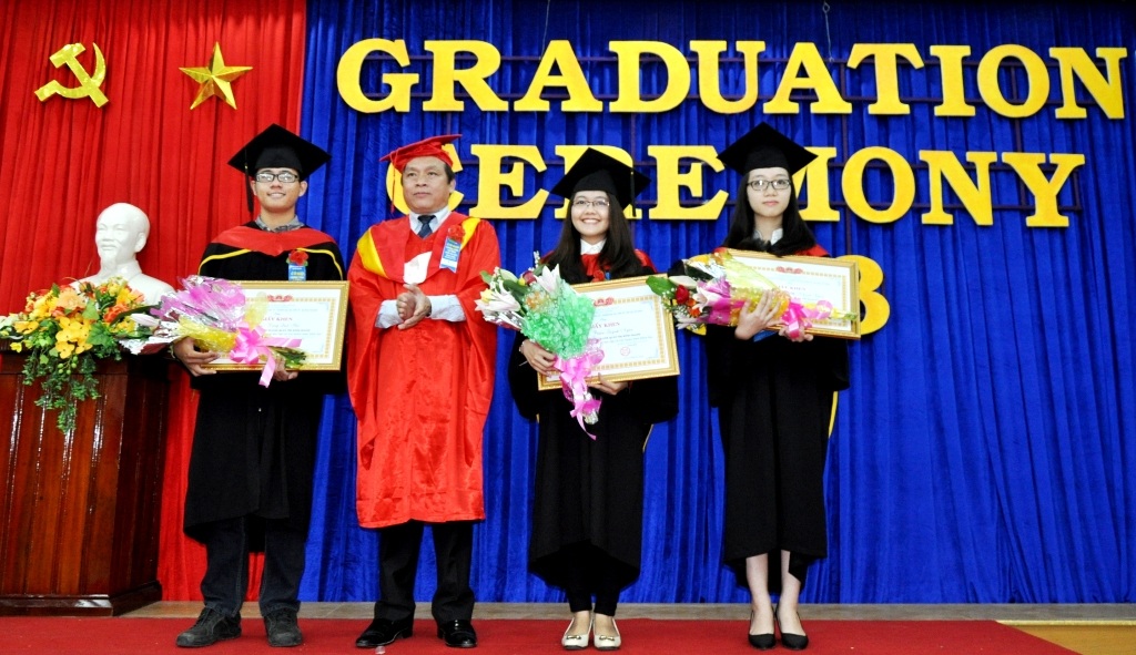 BTEC - Mùa tốt nghiệp thứ V - 1 GS. TS Trương Bá Thanh – Hiệu trưởng trường Đại học Kinh tế Đà nẵng với các sinh viên BTEC xuất sắc