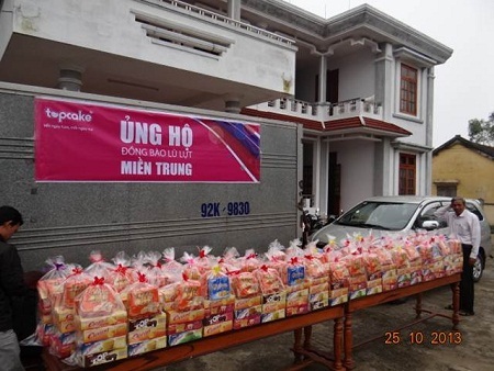 Topcake tặng quà ủng hộ các gia đình bị bão lụt miền Trung - 1 Topcake tặng quà ủng hộ các gia đình bị bão lụt miền Trung