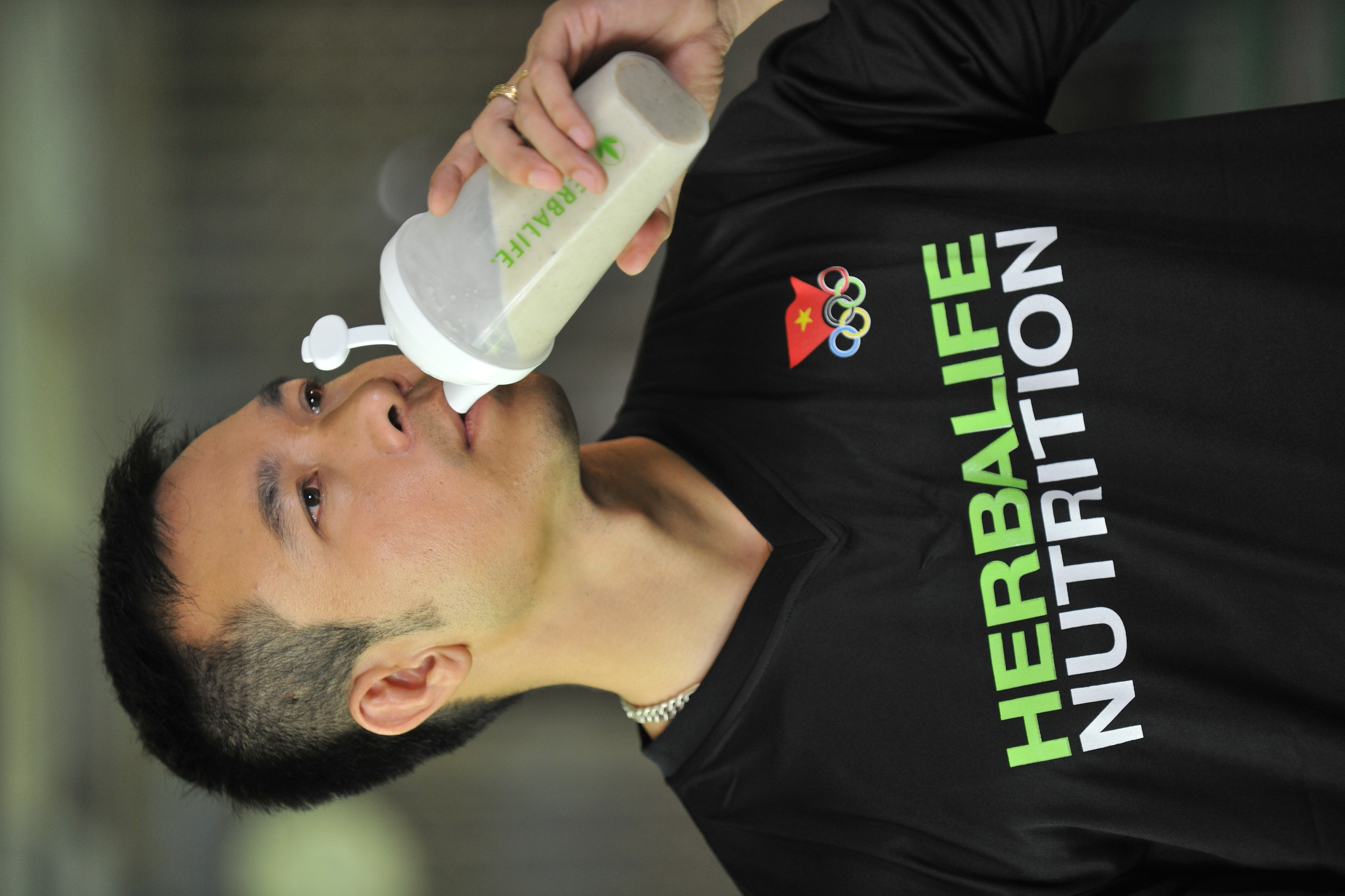 Xuân Vinh dùng Shake để khởi đầu ngày tập luyện mới đầy hứng khởi. Hình: Quang Thắng