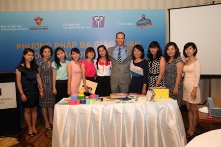 Hãy cho trẻ học bằng nhiều giác quan! - 1 Tập thể giáo viên Saigon Academy tham gia tập huấn