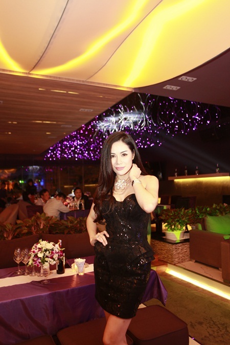 Victoria khoe dáng với Ngọc Trâm, Nữ hoàng trang sức 2013 và hotgirl Linh Sunny