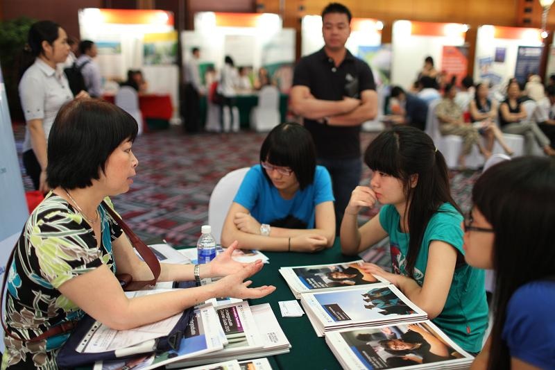 Monash College – lộ trình lý tưởng để đến Đại học Monash - 2 Tiến sĩ Hoa Levitas tư vấn cho học sinh tại