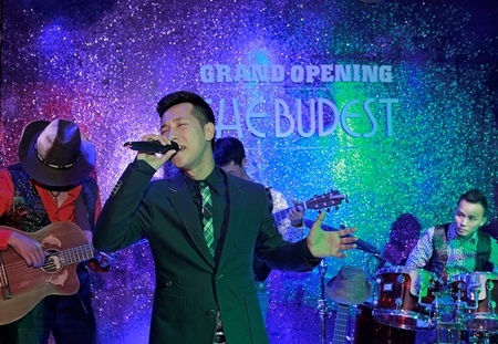 Victoria Phương Nguyễn khoe dáng tại The Budest - 9 Cặp đôi vui vẻ bên bạn bè, ca sĩ Hồng Dương, Trần Hoàng, hot girl Hà Min