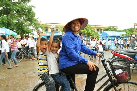 Hành trình 2 triệu hộp sữa Cô Gái Hà Lan: Hiểu thêm về dinh dưỡng, con khỏe mẹ vui - 2 Mẹ vui khi con được chăm sóc đầy đủ để phát triển toàn diện hơn về thể chất và trí tuệ