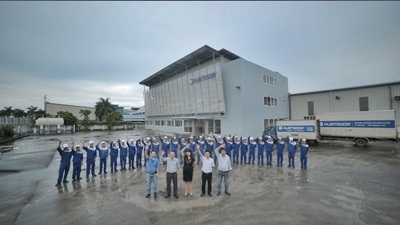 Nhân viên và công nhân ở nhà máy