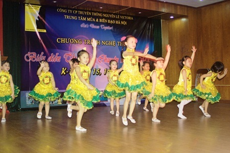 Rộ phong trào học múa dân gian dân tộc trong giới trẻ - 1 Các em học viên Lớp Múa Nhí biểu diễn