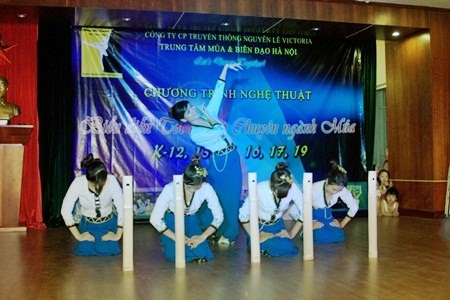 Rộ phong trào học múa dân gian dân tộc trong giới trẻ - 2 H