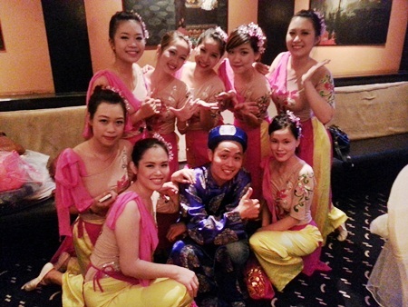 Rộ phong trào học múa dân gian dân tộc trong giới trẻ - 3 Nguyễn nguyệt Ánh (bên phải hàng trên cùng) cùng các học viên trong sự kiện