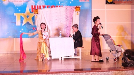 Bùng nổ cảm xúc với Vòng bán kết Hutech’s Got Talent - 1 Nhóm 5D đã khiến khán giả cười ngất với màn giả gái của “Chị Tư – chị Tám”