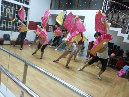 Rộ phong trào học múa dân gian dân tộc trong giới trẻ - 7 Một lớp học dân gian dân tộc