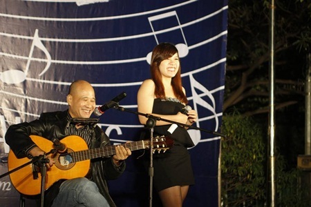Khoa Quốc tế - ĐHQGHN làm nhịp cầu gắn kết tình cảm thầy trò - 6 Những tiết mục văn nghệ đặc sắc trong chương trình “Hoa phấn trắng 2013”.
