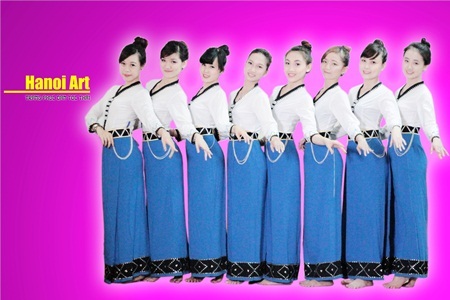 Rộ phong trào học múa dân gian dân tộc trong giới trẻ - 6 Nhóm Múa Học viên của Trung tâm trong trang phục dân tộc