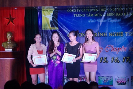 Rộ phong trào học múa dân gian dân tộc trong giới trẻ - 5 Bà Lê Thùy trao bằng khen cho đội ngũ CTV