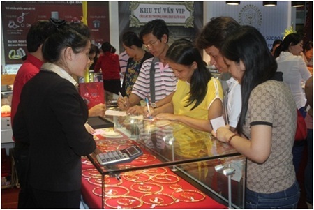 DOJI - Dấu ấn đẳng cấp tại Hội chợ Trang sức - 8 Khách hàng lựa chọn trang sức Vàng ta của DOJI tại Hội chợ