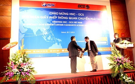Đại diện OCS tặng quà chúc mừng HNC