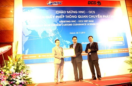 Lãnh đạo Tổng cục Hải quan trao Giấy phép cho HNC
