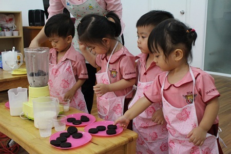  Bé làm bánh cookies