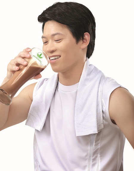 Ăn lành mạnh để kiểm soát cân nặng - 2 Lực sĩ Trần Lê Quốc Toàn dùng Shake để kiểm soát cân nặng phù hợp với hạng cân thi đấu