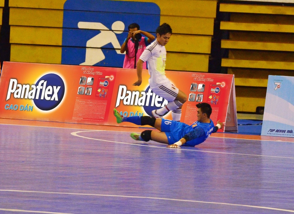 Futsal Việt Nam: Tự tin hướng đến SEA Games - 2 Cú té ngả của thủ môn Trần Bửu Phước (số 16 - Việt Nam) - Ảnh: KongKoong