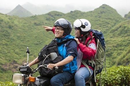 Tự tin trên chiếc xe máy, 5 bạn trẻ “phượt” lên cao nguyên đá Đồng Văn (Hà Giang)