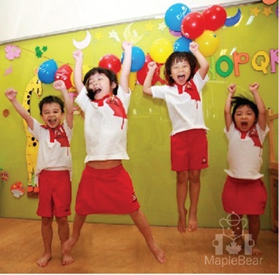 “Tháng Thể thao và Sức khỏe” cùng các bé trường Mầm non Quốc tế Maple Bear - 2 Giờ học bơi đầy hấp dẫn của bé.