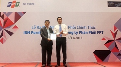 FPT chính thức phân phối sản phẩm IBM PureFlex System - 1 IBM trao chứng chỉ công nhận