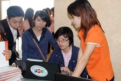 Doanh nghiệp XNK tại Hà Nội thông quan thế nào trong thời gian tới? - 2 Cán bộ TT Dịch vụ Điện tử FPT đang hướng dẫn thao tác trên FPT.VNACCS cho doanh nghiệp