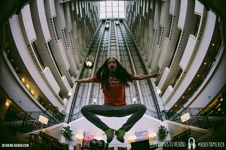 DJ nổi tiếng thế giới Steve Aoki sắp biểu diễn tại Hà Nội - 2 Steve Aoki mặc dù đã hơn 30 tuổi nhưng lúc nào cũng rất “nhí nhảnh”