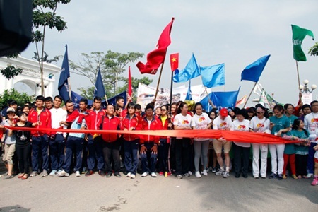 Dàn sao Việt chạy vì trẻ em - 5 Đại diện Elite Fitness cắt băng khai mạc cuộc chạy lúc 9h30'