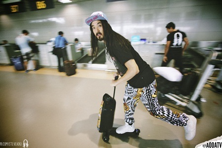 DJ nổi tiếng thế giới Steve Aoki sắp biểu diễn tại Hà Nội - 4 Steve Aoki mặc dù đã hơn 30 tuổi nhưng lúc nào cũng rất “nhí nhảnh”