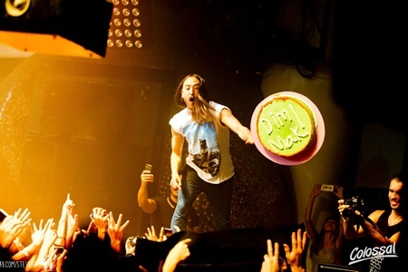 DJ nổi tiếng thế giới Steve Aoki sắp biểu diễn tại Hà Nội - 8 Một điểm đặc biệt trong những tour diễn của Steve Aoki là phần “ném bánh”