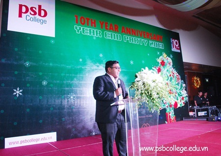 Tiệc cuối năm hoành tráng kỷ niệm 10 năm thành lập trường PSB - 2 Ông Kharan Coomaraswamy công bố chương trình học bổng 2013-2014.