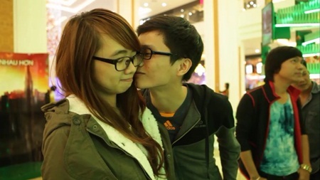 Trao nhau cử chỉ yêu thương ấm áp không chút ngại ngần