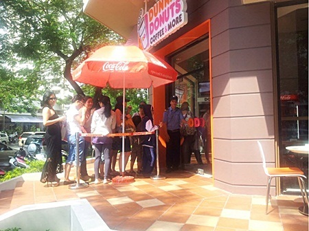 Xếp hàng thưởng thức cà phê và bánh của Dunkin’ Donuts - 1 Xếp hàng thưởng thức cà phê và bánh của Dunkin’ Donuts