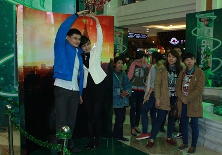 Điệu đà tạo dáng cùng nhau