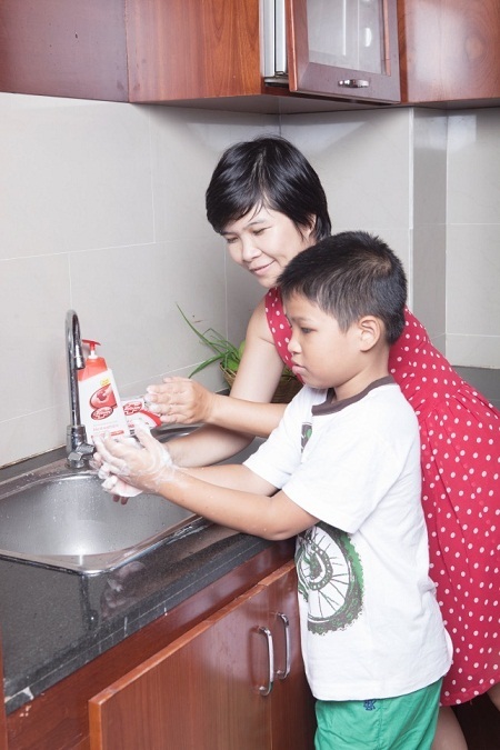 Vui tết, chớ quên phòng bệnh! - 2 Cách đơn giản nhất để phòng bệnh là nhắc nhở trẻ rửa tay bằng sản phẩm vệ sinh chuyên biệt