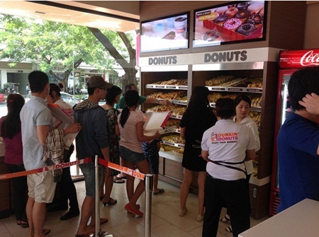 Xếp hàng thưởng thức cà phê và bánh của Dunkin’ Donuts - 2 Xứng đáng với lòng tin của khách hàng