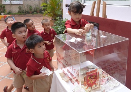 Gửi yêu thương về nơi hoạn nạn - 3 Học sinh và giáo viên VAS tích cực ủng hộ đợt quyên góp cứu trợ.
