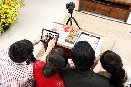 Chụp ảnh chung với gia đình