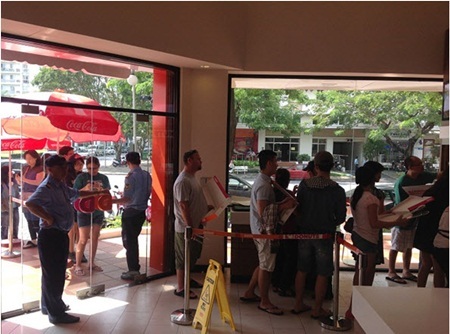 Xếp hàng thưởng thức cà phê và bánh của Dunkin’ Donuts - 4 Một