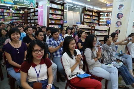 Khán giả thích thú lắng nghe chia sẻ của các khách mời từ đầu đến cuối chương trình