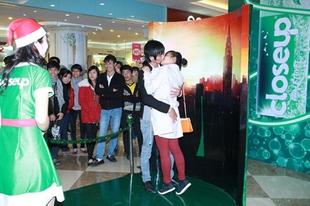 Và những cái ôm siết chặt khiến ai cũng phải tan chảy theo