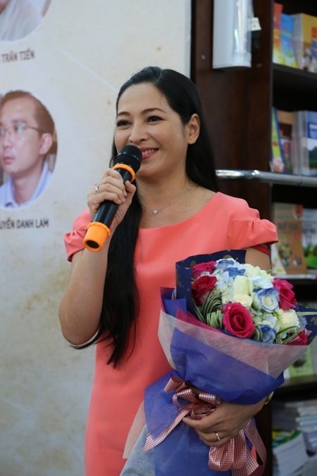 Khán giả thích thú lắng nghe chia sẻ của các khách mời từ đầu đến cuối chương trình