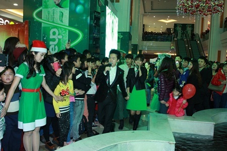 Và những cái ôm siết chặt khiến ai cũng phải tan chảy theo