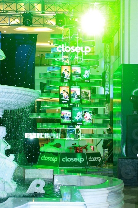 Và những cái ôm siết chặt khiến ai cũng phải tan chảy theo